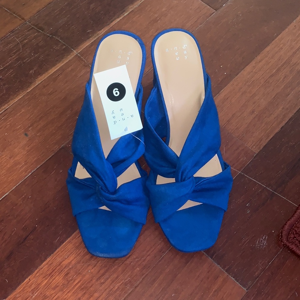 Blue twist knot heeled pumps